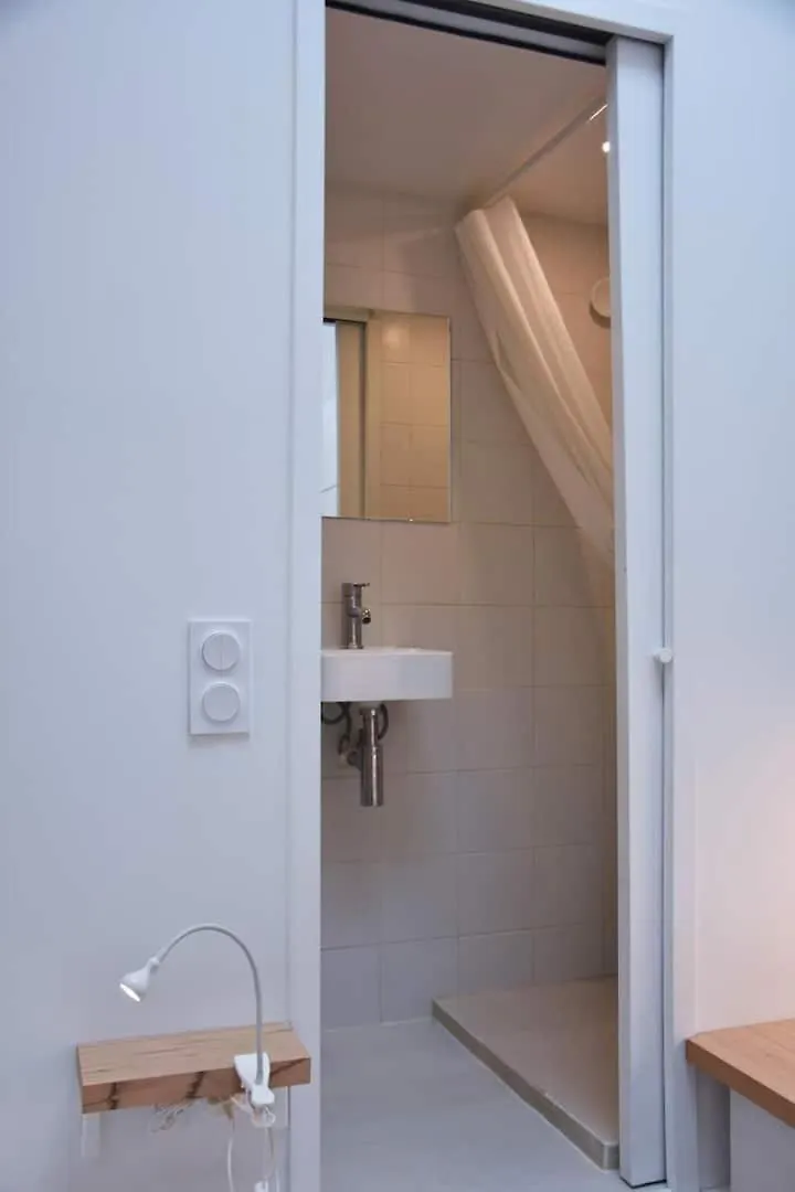 Au Coeur De Paris Au Pied De Notre Dame Studio Equipe Salle De Bains Wc Calme Clair Type Cabine Clim Ascenseur 0*,  France