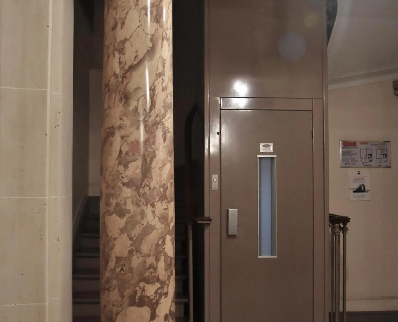 Apartment Au Coeur De Paris Au Pied De Notre Dame Studio Equipe Salle De Bains Wc Calme Clair Type Cabine Clim Ascenseur France